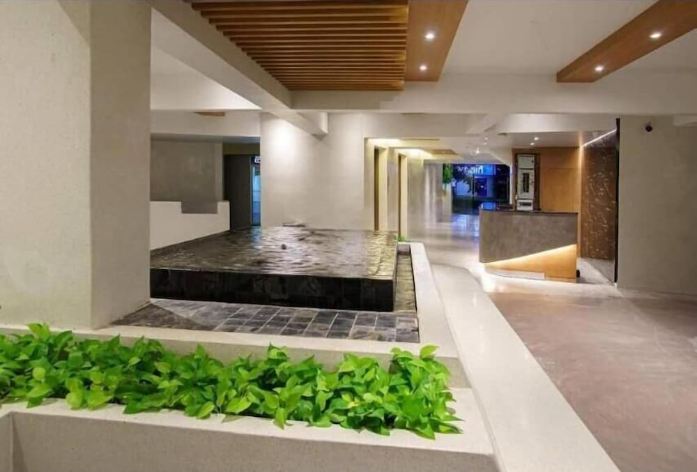 hi season hotel