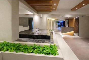 hi season hotel