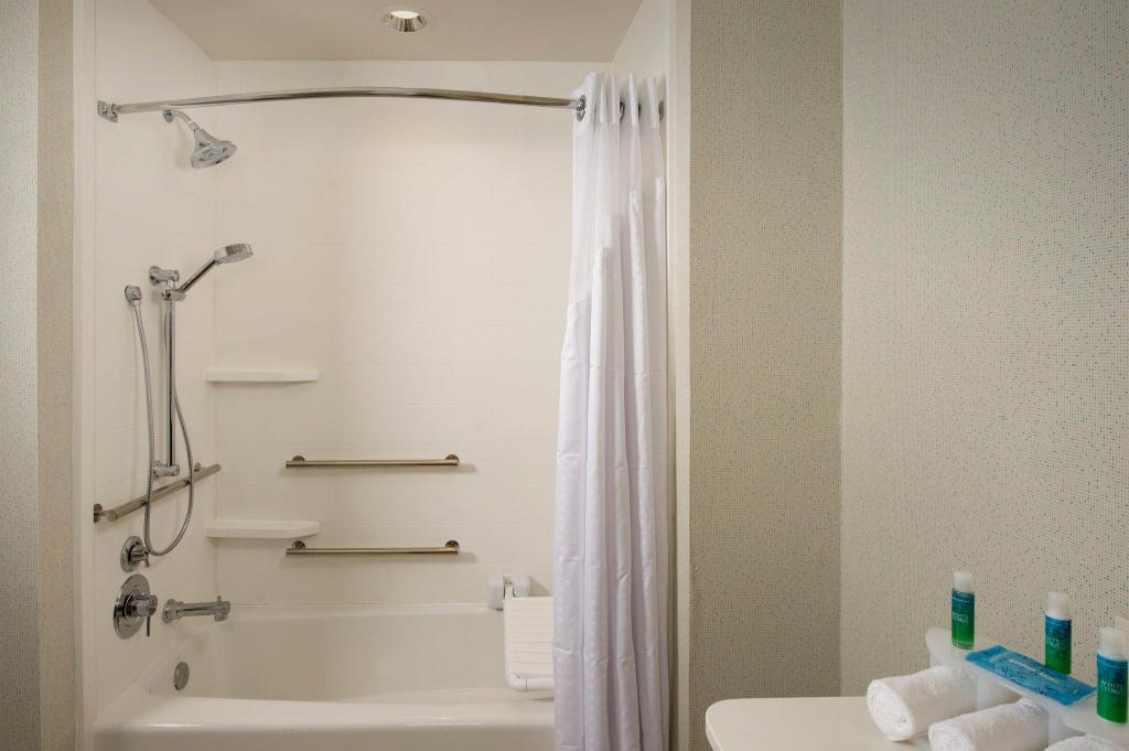 holiday inn express and suites bay city by ihg