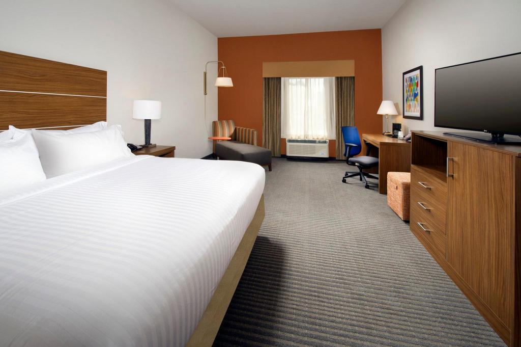 holiday inn express and suites bay city by ihg