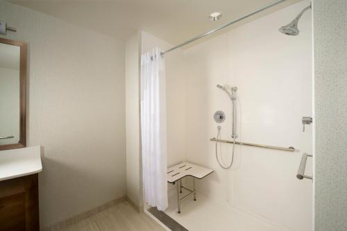 holiday inn express and suites bay city by ihg