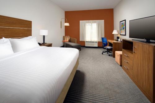 holiday inn express and suites bay city by ihg