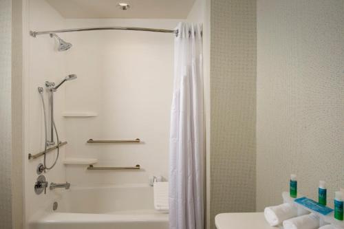 holiday inn express and suites bay city by ihg
