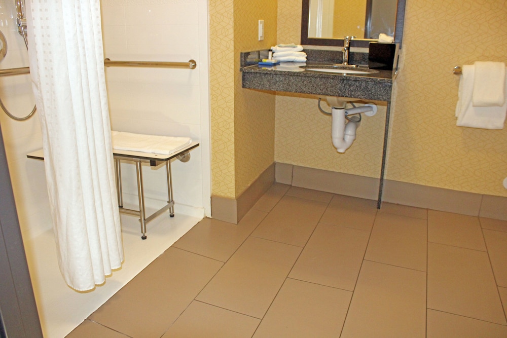 holiday inn express and suites bakersfield airport by ihg