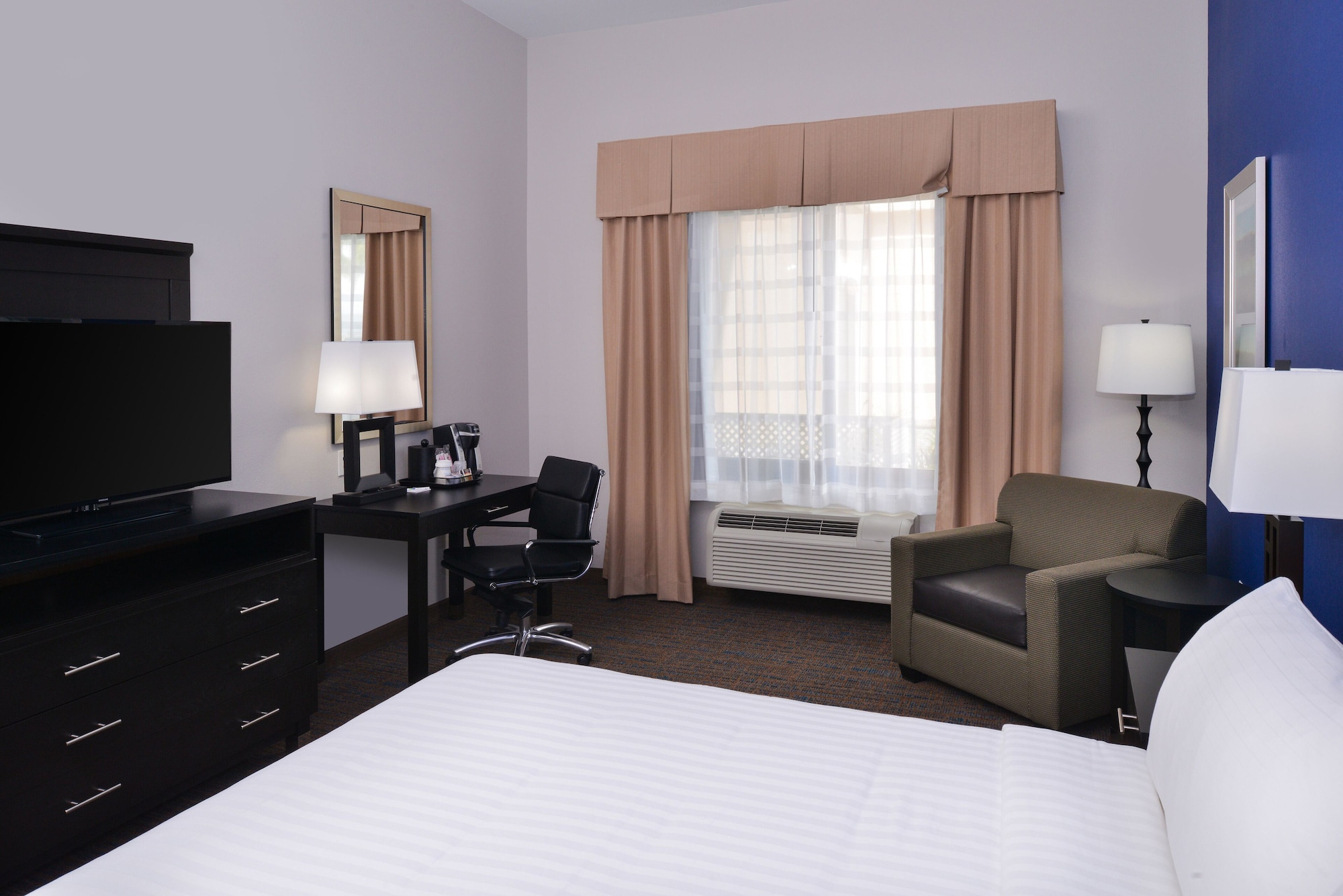 holiday inn express and suites bakersfield airport by ihg