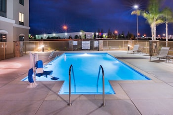 Holiday Inn Express & Suites Bakersfield Airport By Ihg,California>>Bakersfield,3 star