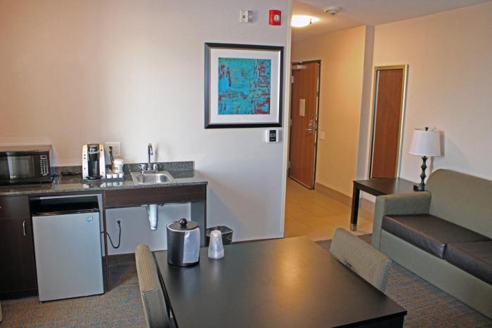 holiday inn express and suites bakersfield airport by ihg