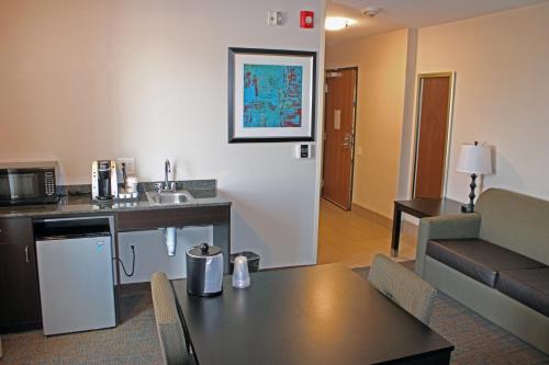holiday inn express and suites bakersfield airport by ihg