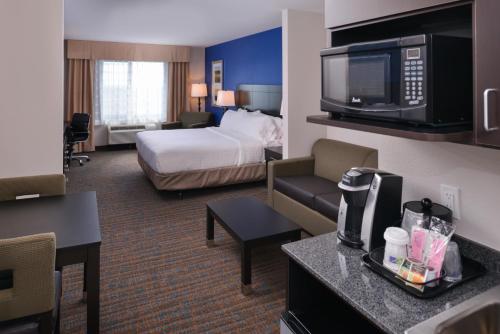 holiday inn express and suites bakersfield airport by ihg