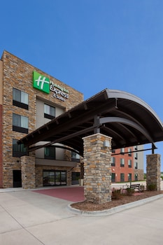 holiday inn express and suites davenport by ihg