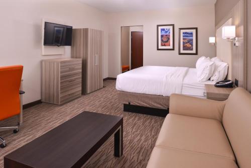 holiday inn express and suites williams by ihg