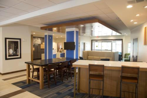 holiday inn express and suites port huron by ihg
