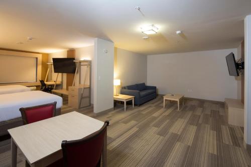 holiday inn express and suites port huron by ihg