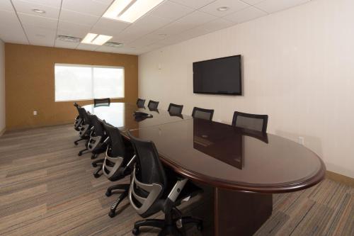 holiday inn express and suites port huron by ihg