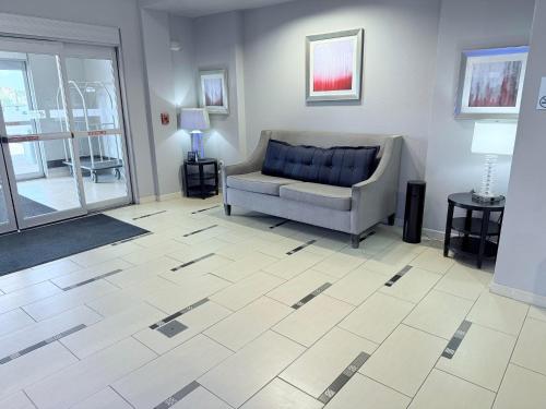 holiday inn express and suites bonham by ihg
