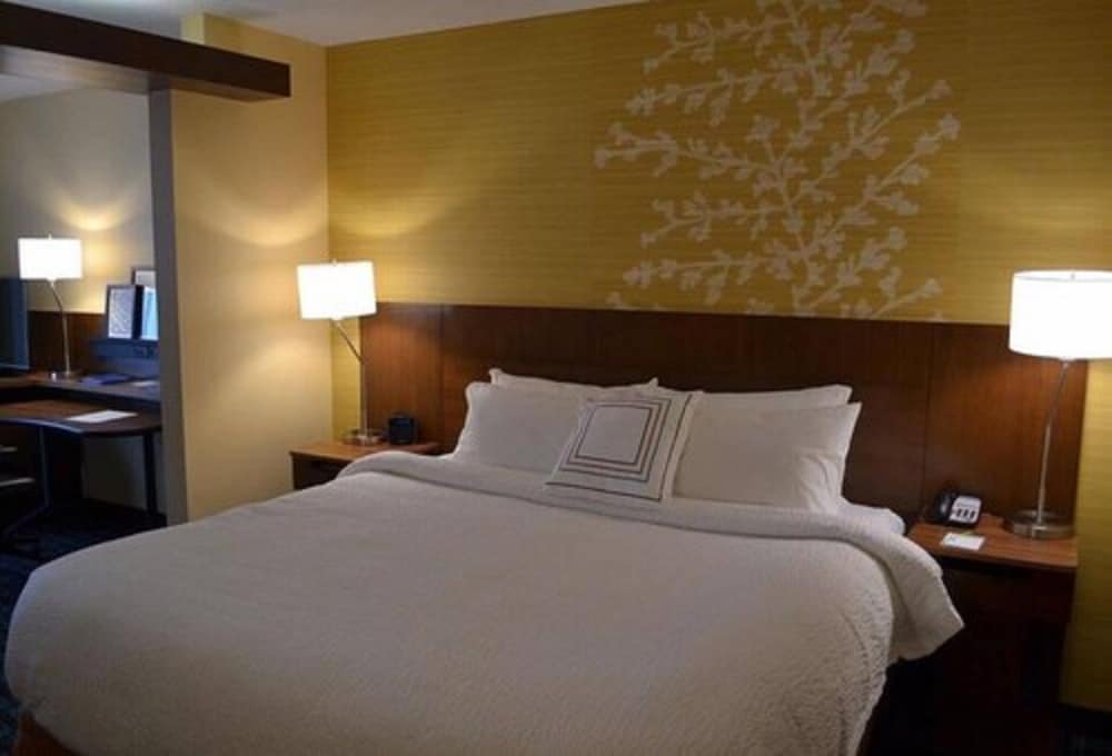 fairfield inn and suites east grand forks