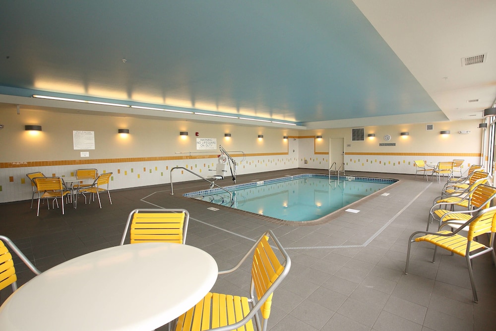 fairfield inn and suites east grand forks