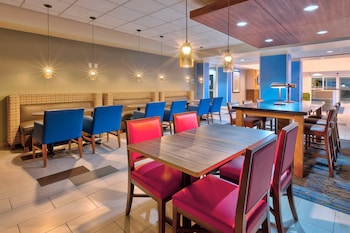 holiday inn express and suites effingham by ihg