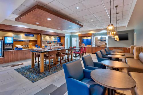 holiday inn express and suites effingham by ihg