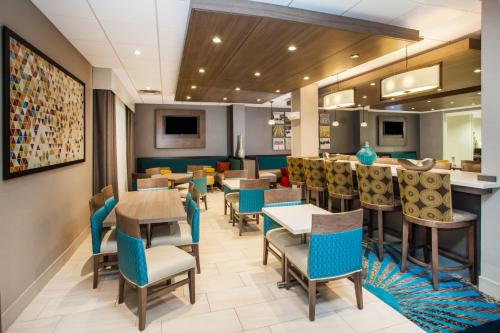 holiday inn express and suites litchfield west by ihg