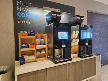 Holiday Inn Express & Suites Litchfield West By Ihg,Staunton>>Litchfield,3 star