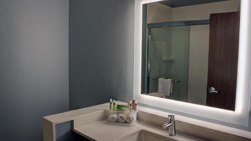 holiday inn express and suites spencer by ihg