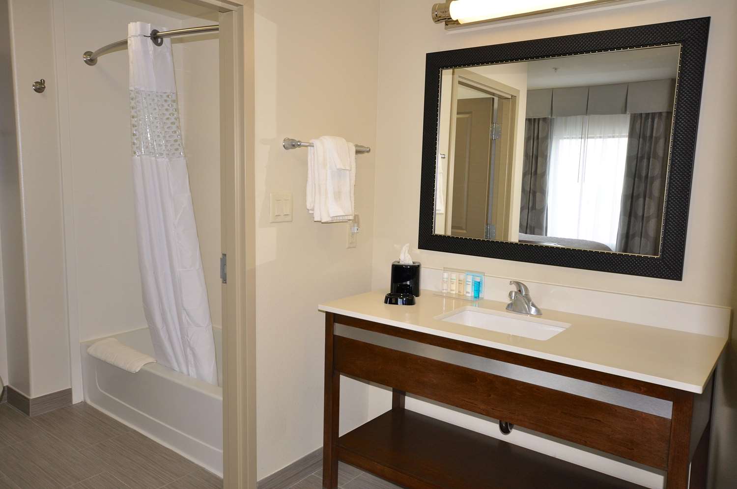 hampton inn and suites hutto austin