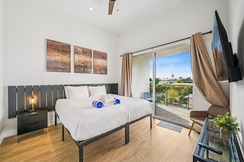 The Dune Lofts,3425 N 70Th St,4 star
