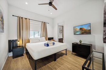 The Dune Lofts,3425 N 70Th St,4 star