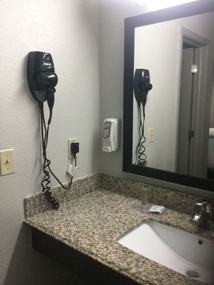 muskogee inn and suites