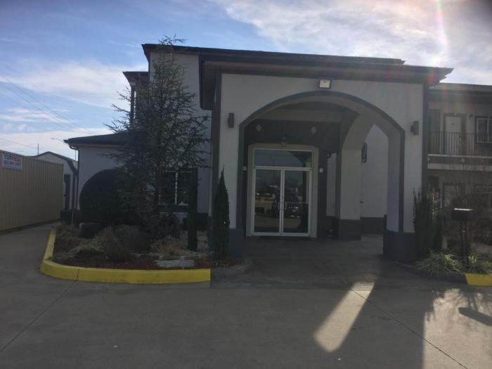 muskogee inn and suites