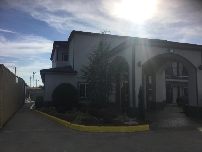 muskogee inn and suites