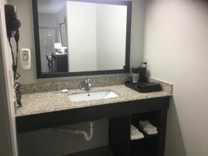 muskogee inn and suites