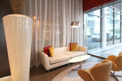 ibis one central hotel