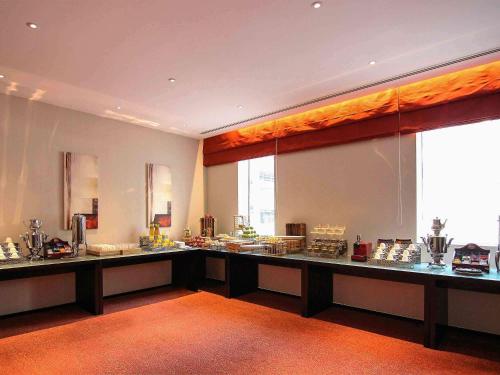 ibis one central hotel