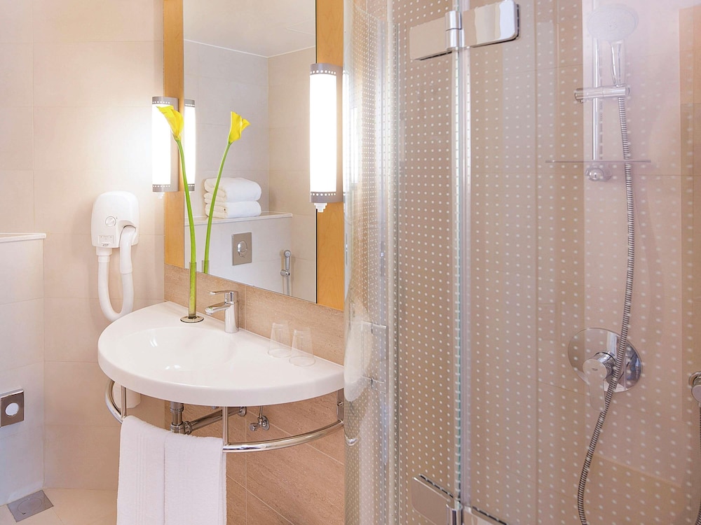 ibis one central hotel