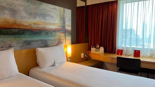 ibis one central hotel