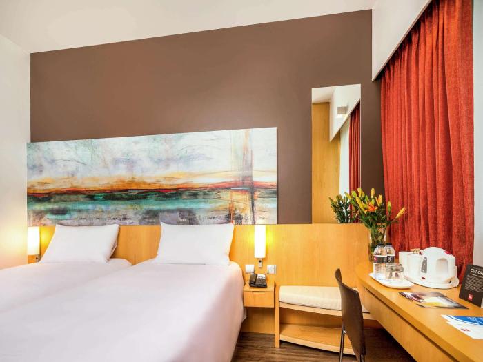 ibis one central hotel