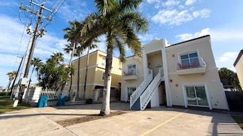 100 steps to beach great value pool 2 bedroom apts