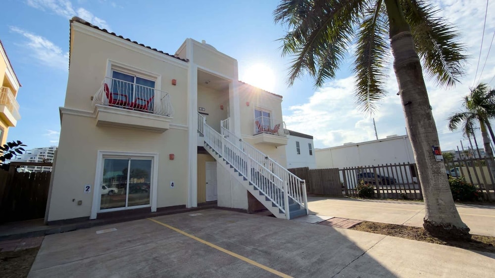 100 steps to beach great value pool 2 bedroom apts