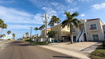 100 steps to beach great value pool 2 bedroom apts