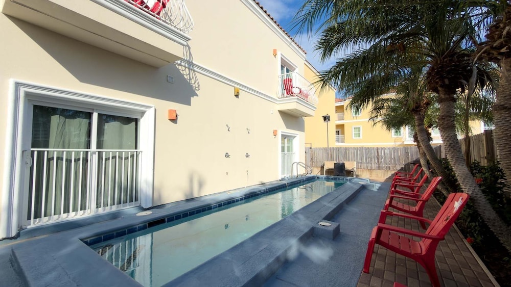 100 steps to beach great value pool 2 bedroom apts