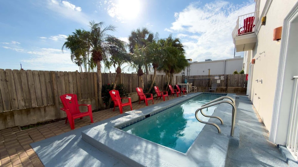100 steps to beach great value pool 2 bedroom apts