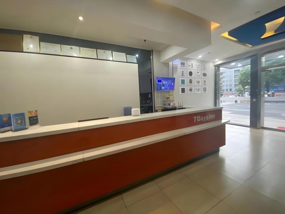 7 days inn guiyang qianlingshan yanan west road metro station