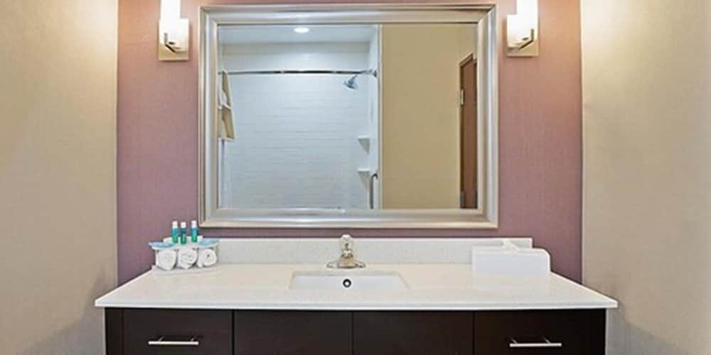 holiday inn express and suites new cumberland by ihg