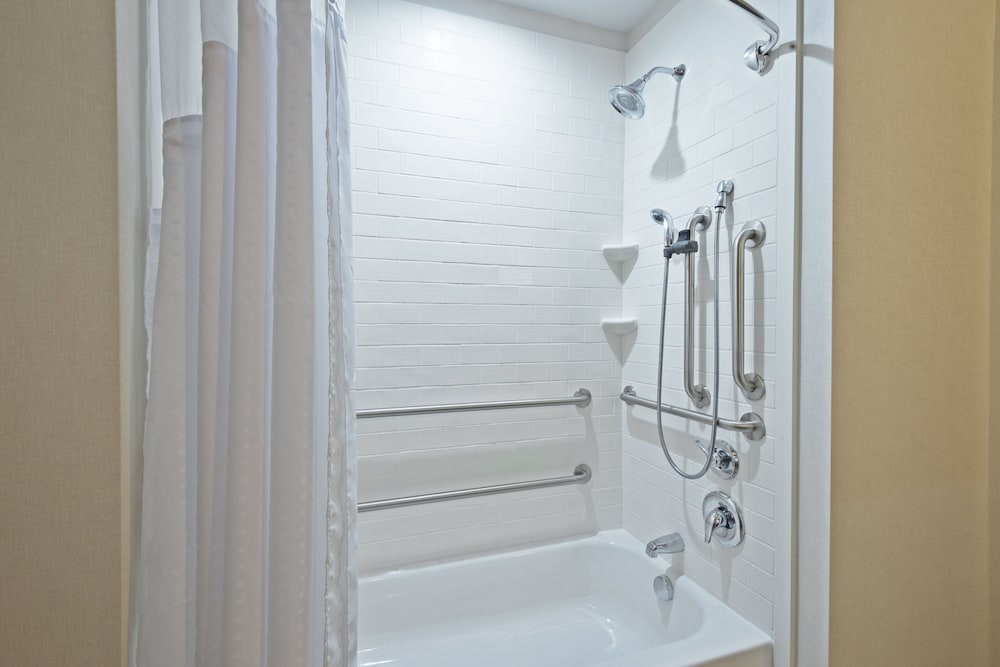 holiday inn express and suites new cumberland by ihg