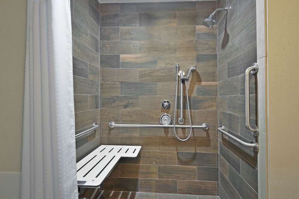 holiday inn express and suites new cumberland by ihg