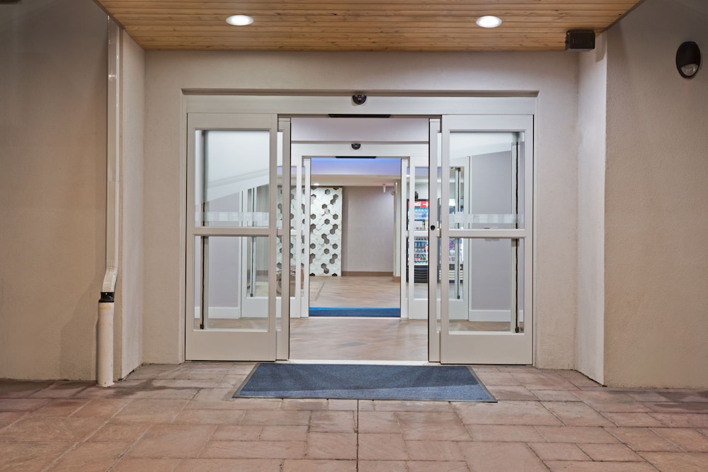 holiday inn express and suites new cumberland by ihg