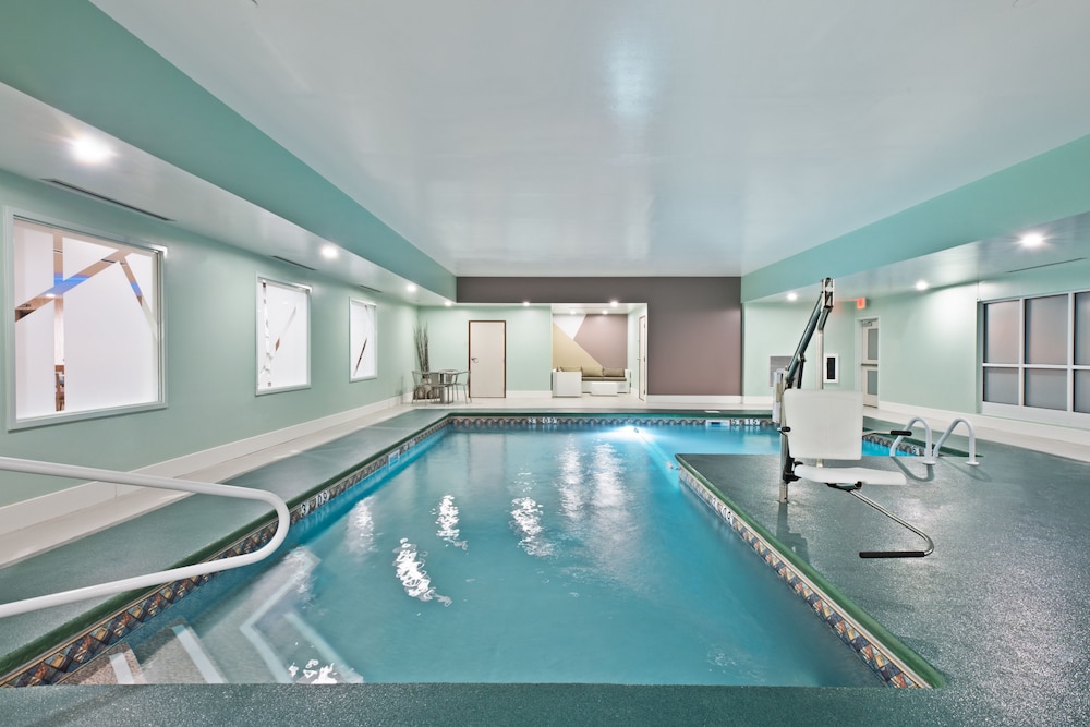 holiday inn express and suites new cumberland by ihg