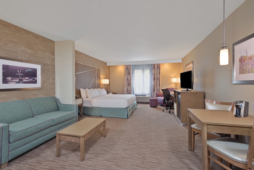 holiday inn express and suites new cumberland by ihg